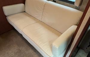 Windwaker - Eugene’s Roomy and Cozy Motorcoach