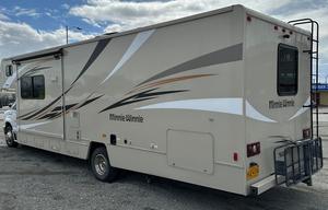 JUSTINE 2015 WINNEBAGO MINNIE WINNIE 31-H
