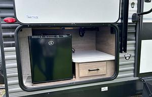 Trailside Escape JANY 2308