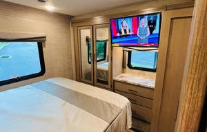 2022 Thor Four Winds 31E (with Bunkhouse)