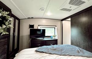 Phoenix Luxe Retreat – 2 Bedroom Family 5th Wheel