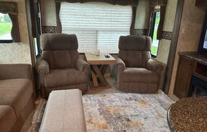 Open and Spacious 5th Wheel