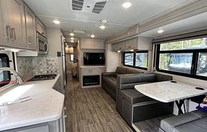 Luxury 2023 Thor Sleeps 8+