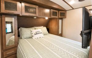 Surveyor 247BH Dog Friendly + Bunkhouse + Island