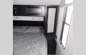 32 ft SMART HOME CAMPER WiTH HOT TUB & MESAGE CHAiR