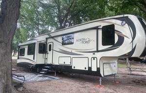 Large, family friendly fifth wheel *Delivery Only*
