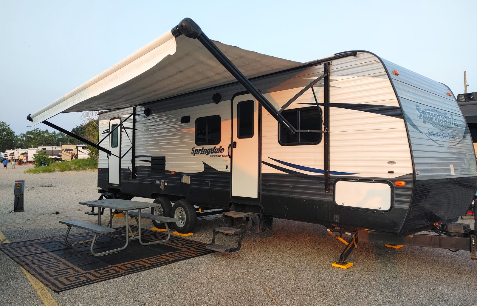 28' SUMMERLAND SLEEPS 10 COMES FULLY STOCKED