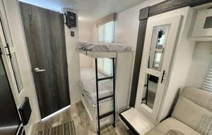 Sleeps 5, lots of upgrades! 600W solar system