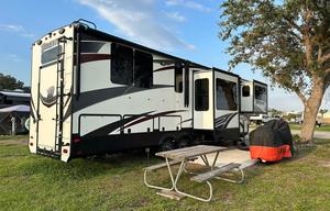 2016 Momentum 376TH RV rental photo 17