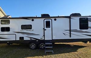 Family & Pet Friendly RV Rental- w/ Bunkhouse!