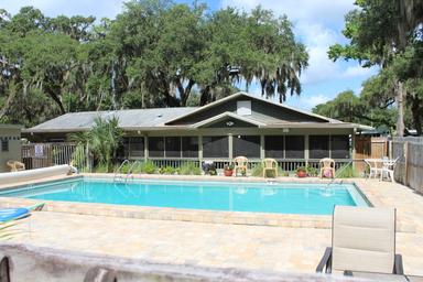 Swimming pool and clubhouse at Lake Rousseau RV Resort