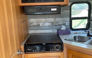 Adventure Awaits in This 2004 Thor Motor Coach!!