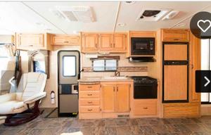 Beautiful 2011 Thor Four Winds Hurricane 32A