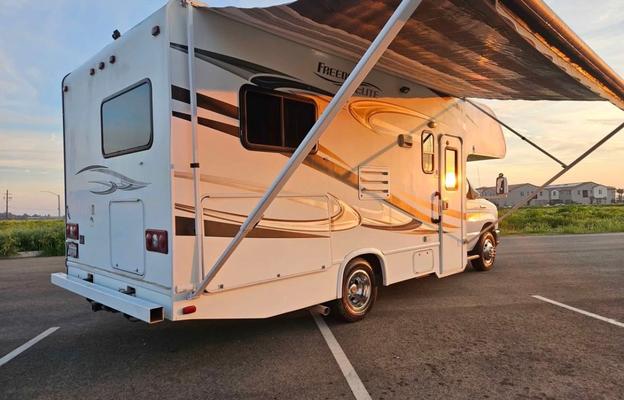 Modern Remodeled RV! Gateway to Sequoia, Sleeps 5