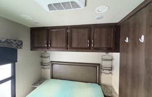 2018 Jayco Motorhome sleeps 10!