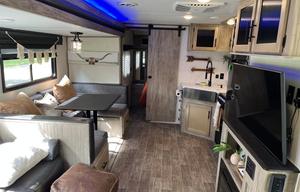 2021 Cherokee Alpha Wolf 26RB-L RV rental photo 7