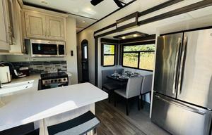The Cabana Montana - 2021 Montana HC 377FL