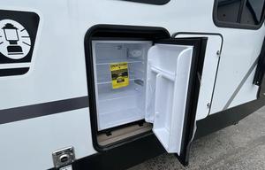 Easy Livin’ with Eileen – 2025 Coleman Camper 27'