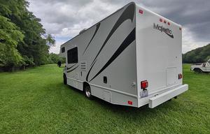 S.U.M.P.Vee v8  24' Class C small but spacious