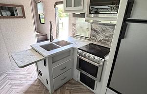 2021 Dutchmen 2503REF – Modern and Comfortable