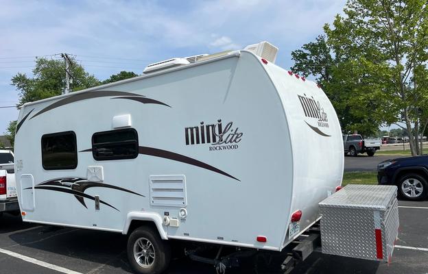 (LIKE NEW) 2015 Forest River Rockwood Mini Lite