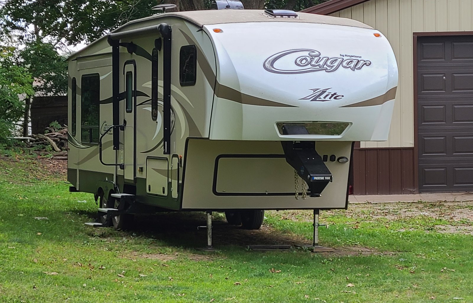 Dino's Keystone Cougar 28 ft. 5th Wheel