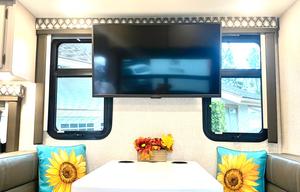 2023 Thor Motor Coach Quantum LF31 RV rental photo 15