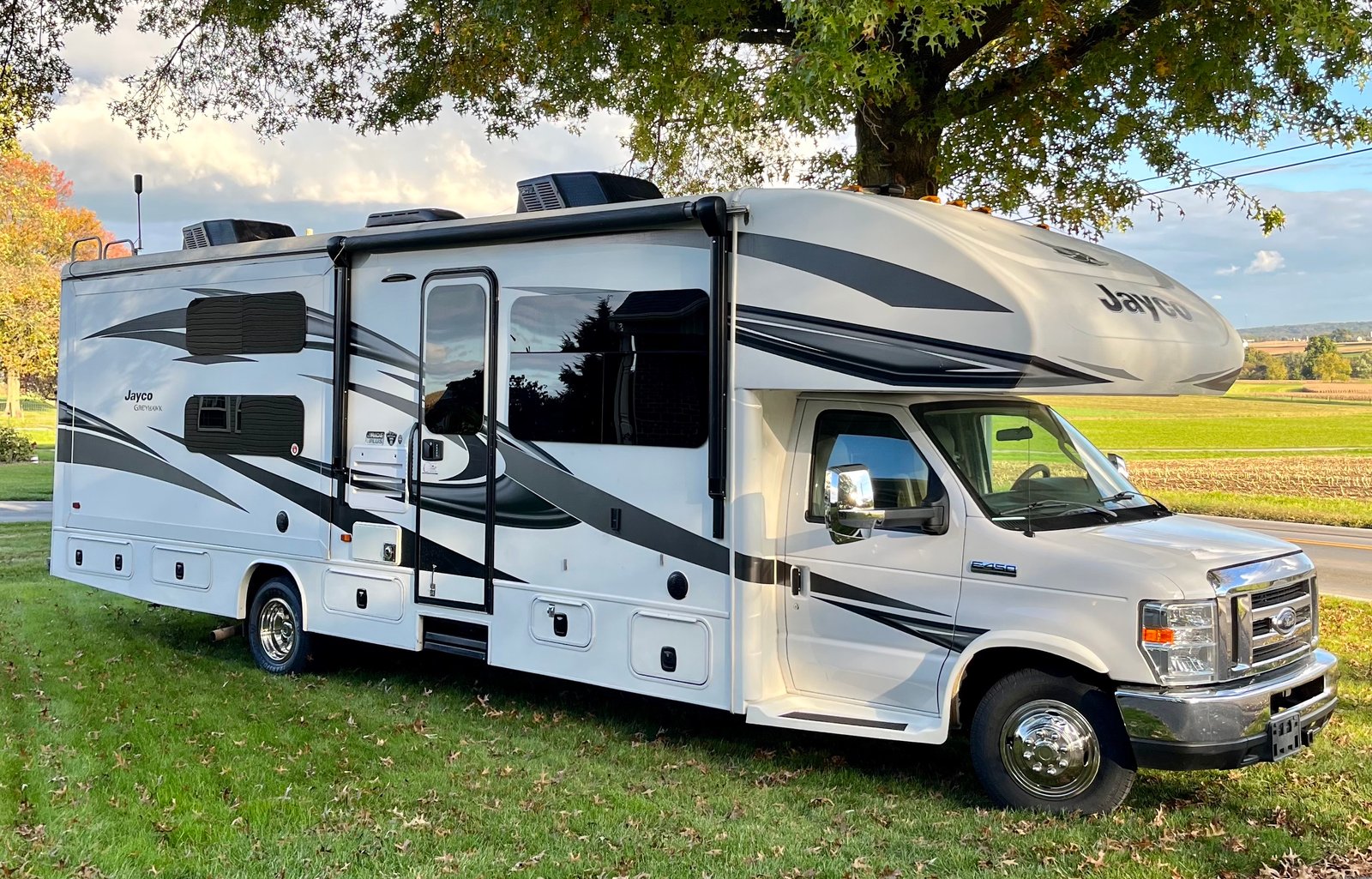 The Queen Bea: Class C 2018 Jayco Greyhawk 31FS