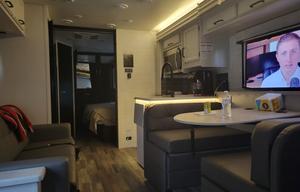 Feona comfort & classy home on the road