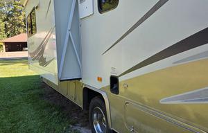 2005 Coachmen RV Leprechaun 317KS Ford 450