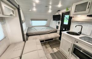Sleeps 5, lots of upgrades! 600W solar system