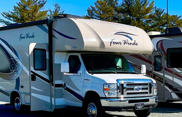 2018 Thor Motor Coach Four Winds 22B “Let’s Go!”