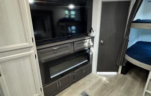 Beautiful Family Friendly 33 ft. Aurora RV