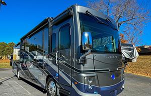 Holiday Rambler Luxury Coach /2 Full Baths & Bunks