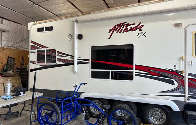 2010 Eclipse Attitude F33AKSG RV rental photo 1