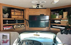 Hi I’m Toby the 2006 Fleetwood RV Tioga 31M