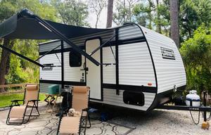 Clean & Cozy Coleman 17B Camper