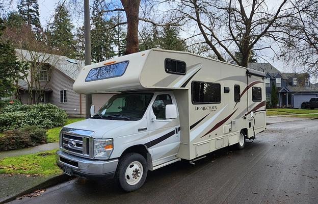 Clean & Comfy 2016 Coachmen Leprechaun 26DS