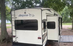 Large, family friendly fifth wheel *Delivery Only*