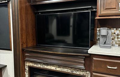 2018 Pinnacle 37RSTS RV rental photo 2
