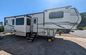 Montana Legacy | Large Luxurious RV with 5 slides