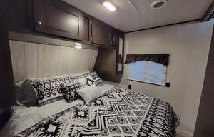 ★Full Size BUNKS★Private Queen Room★Exit 407