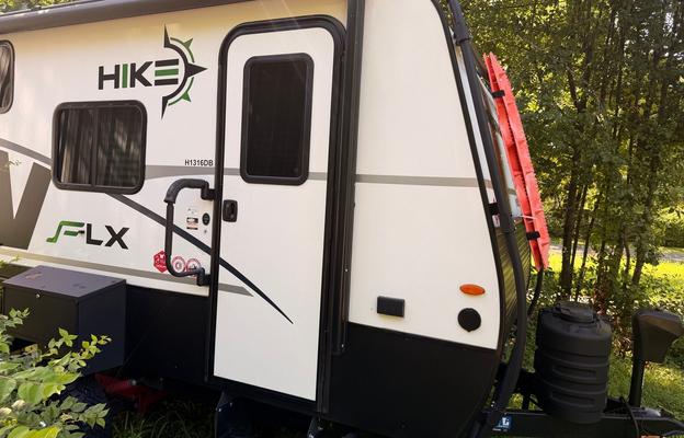 2023 Hike 100 H1316DB RV rental photo 1