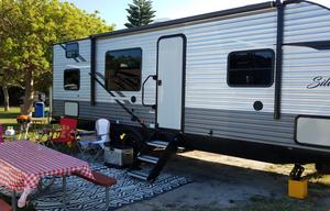 2021 East to West Silverlake King Bed & Bunks