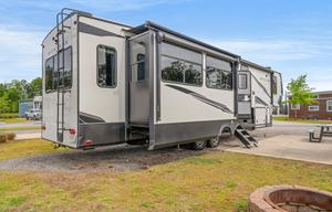 2 Brm w/a loft Coastal Adventure 5th wheel retreat