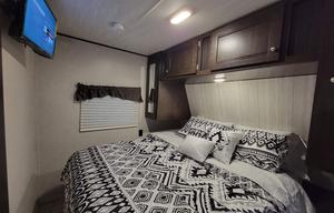 ★Full Size BUNKS★Private Queen Room★Exit 407