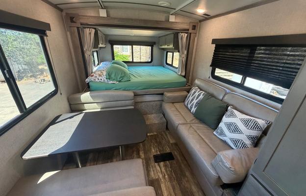 Spacious Clean 23' Outback Trailer w/slideout Bed