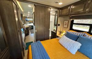 ‘Endeavor’ Loaded with Amenities + Sleeps 10!