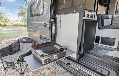 Revel All wheel Drive van Winnebago Mercedes-Benz