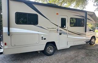 2017 Winnebago Minnie Winnie 25B RV rental photo 3